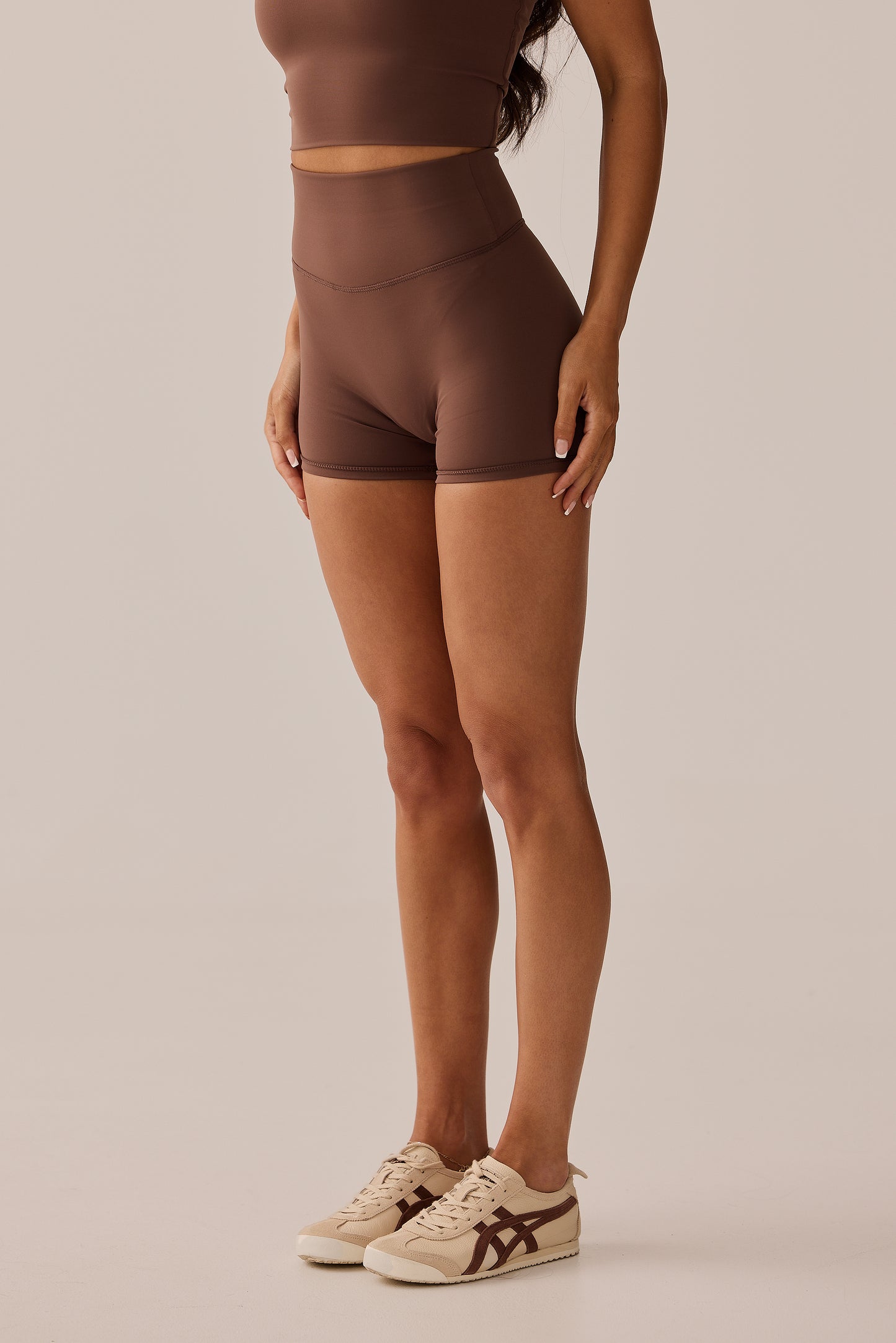 INVISIBLE SCRUNCH SHORT