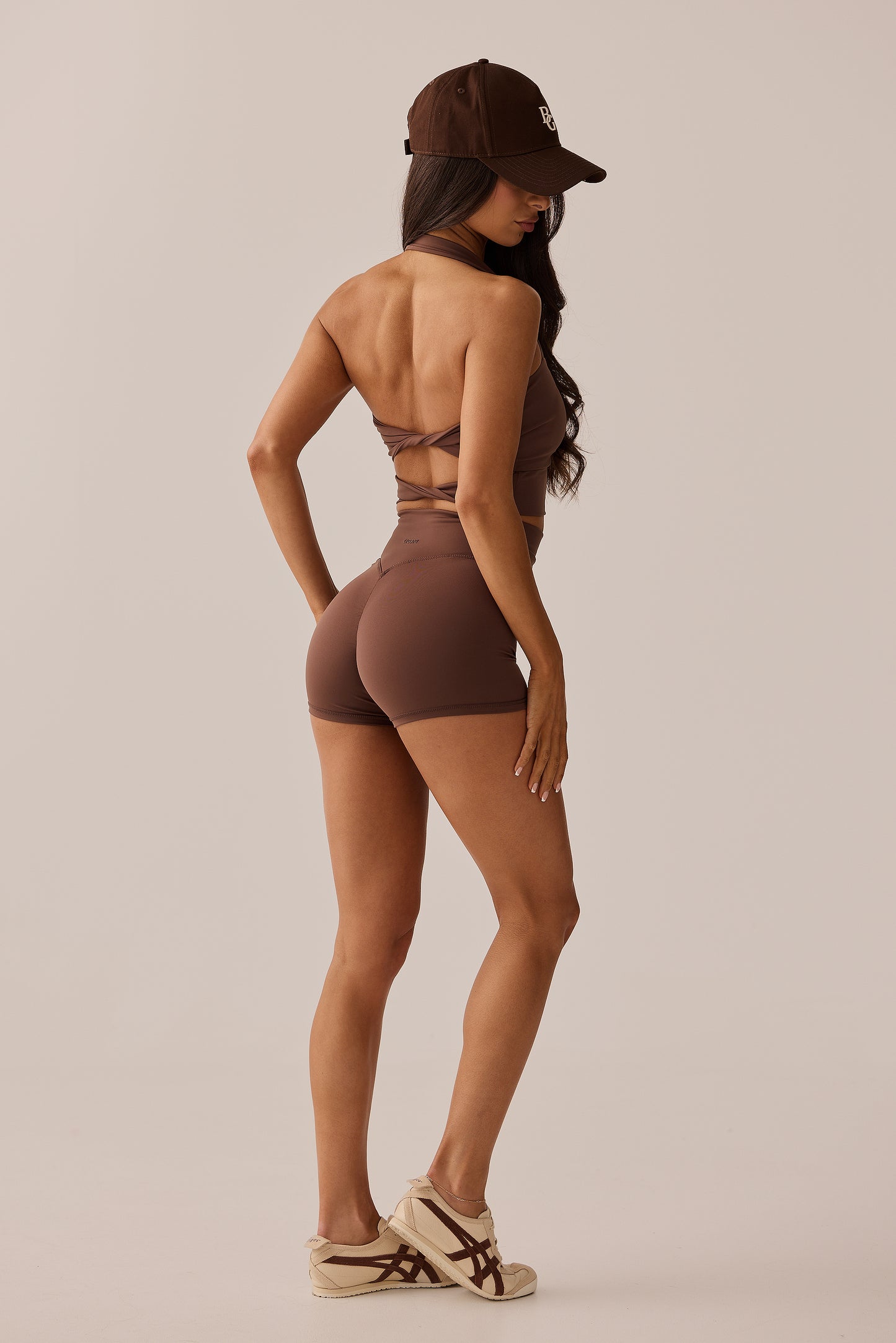 INVISIBLE SCRUNCH SHORT