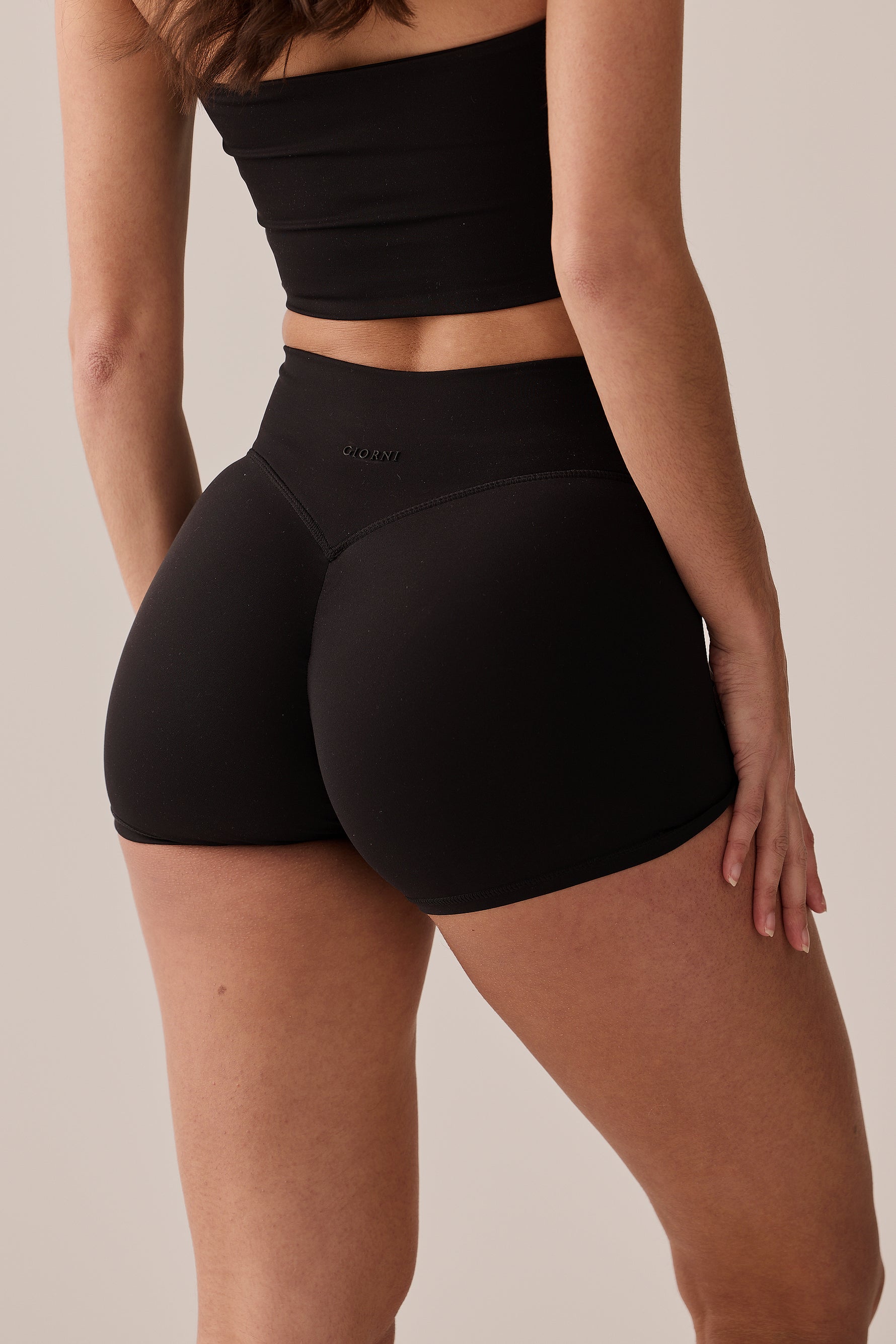 INVISIBLE SCRUNCH SHORT - BLACK