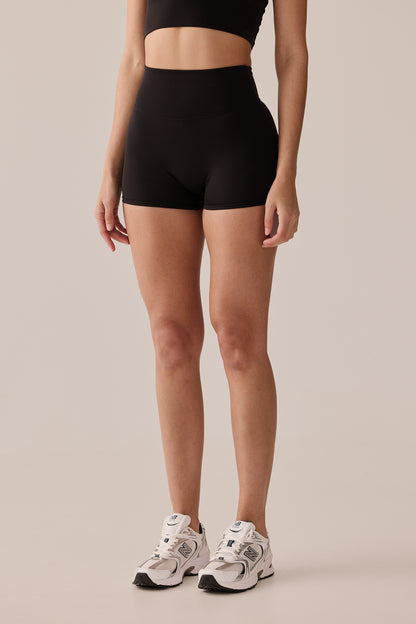 INVISIBLE SCRUNCH SHORT