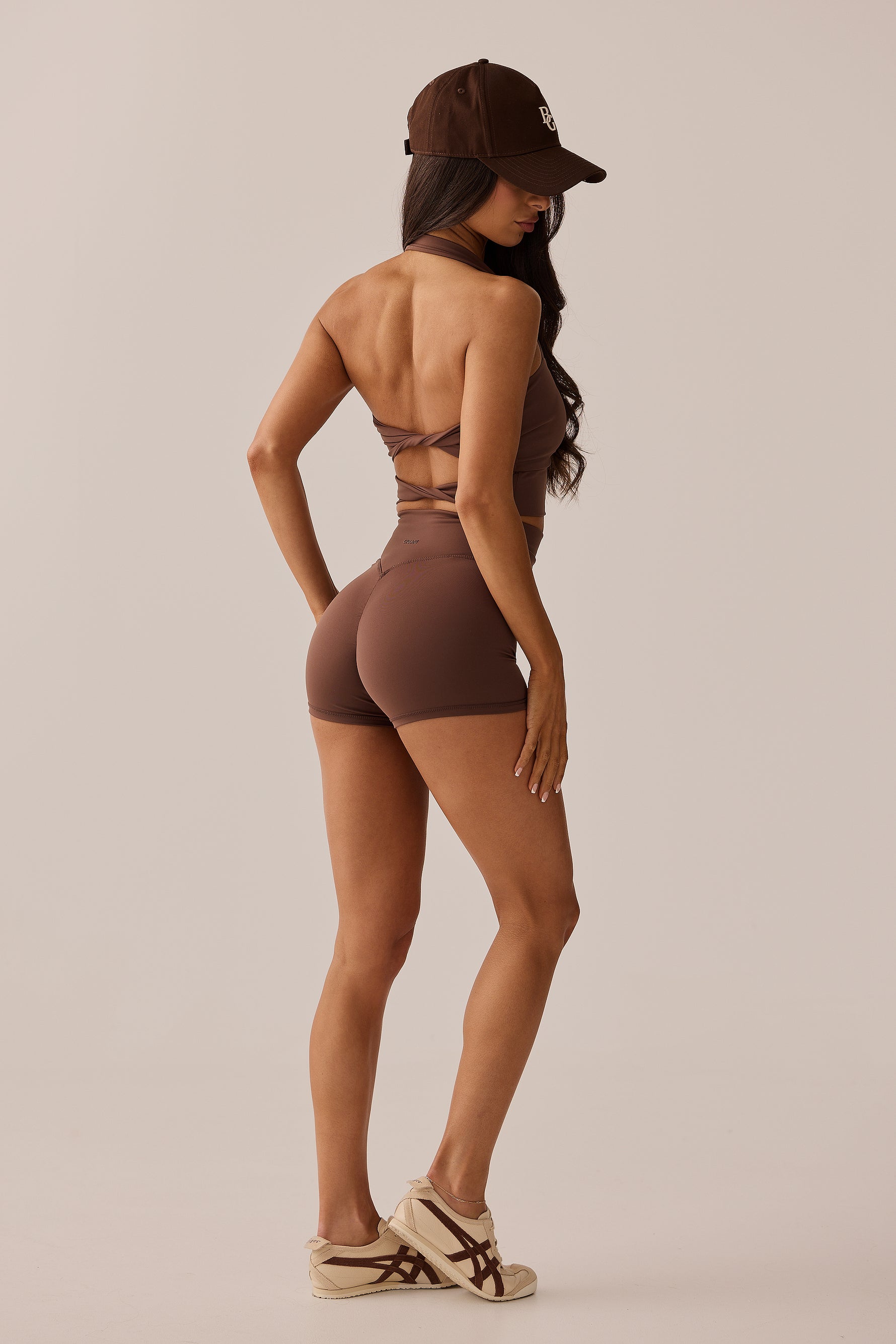 INVISIBLE SCRUNCH SHORT - CHOCOLATE