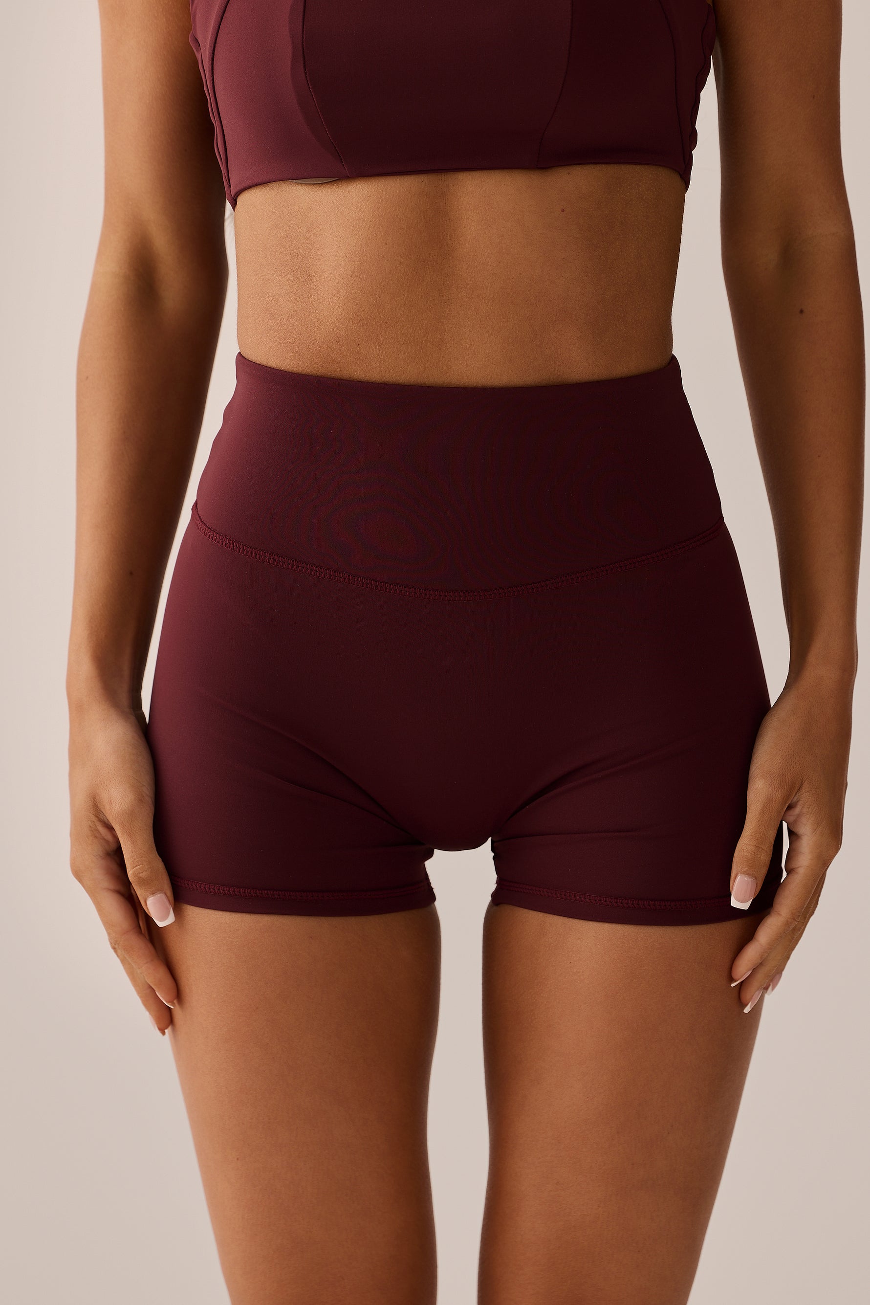 INVISIBLE SCRUNCH SHORT - MERLOT